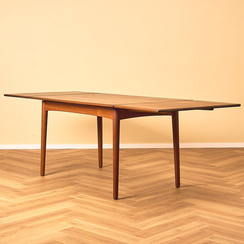 Danish dining table in teak