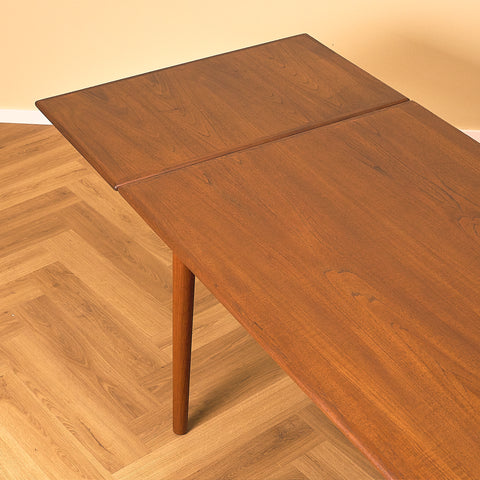 Danish dining table in teak