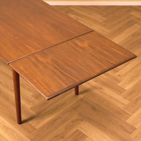 Danish dining table in teak