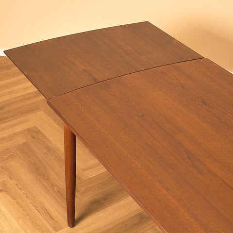 Danish dining table in teak