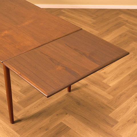 Danish dining table in teak