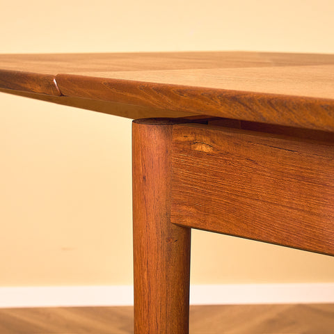 Danish dining table in teak