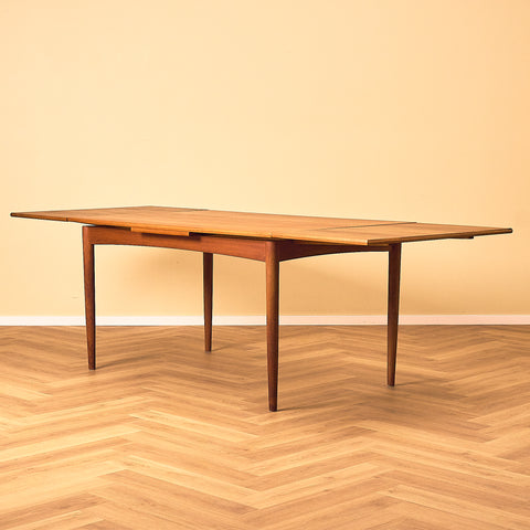 Danish dining table in teak
