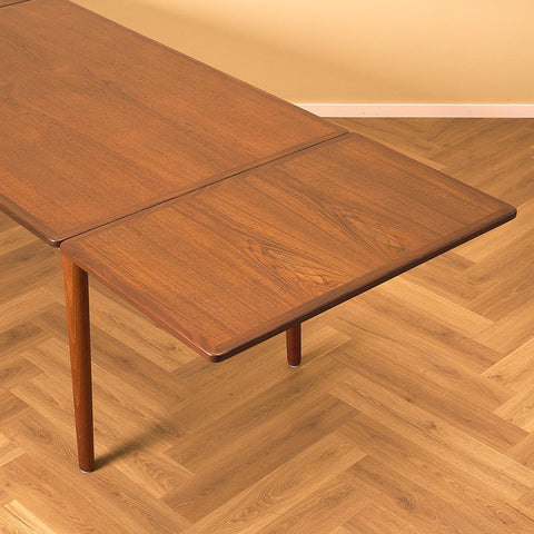 Danish dining table in teak