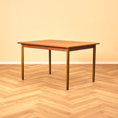 Svenskt matbord i teak och bok