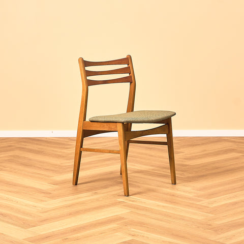 Danskt set med 6 matstolar i teak och bok av SAX