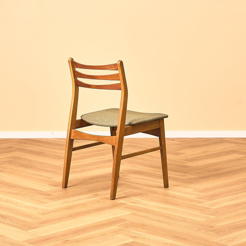 Danskt set med 6 matstolar i teak och bok av SAX