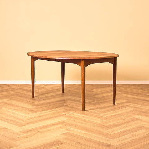 Danish oval dining table in solid teak