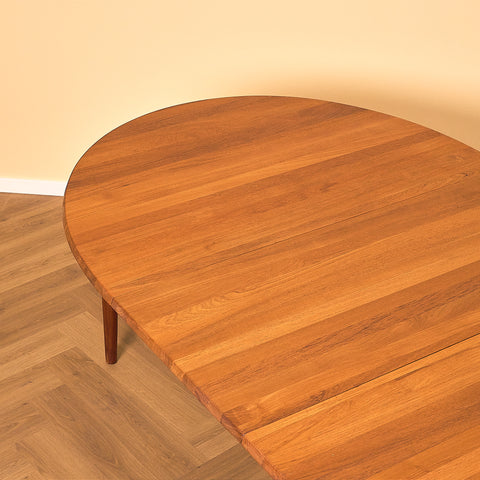 Danish oval dining table in solid teak