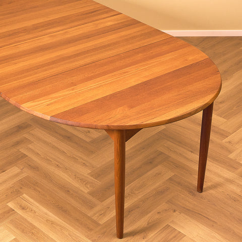 Danish oval dining table in solid teak