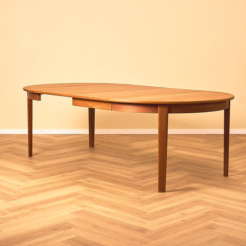 Danish round dining table in teak by Henry Rosengren Hansen