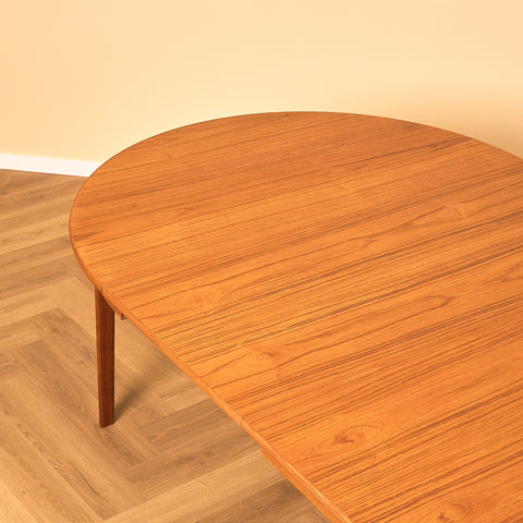 Danish round dining table in teak by Henry Rosengren Hansen