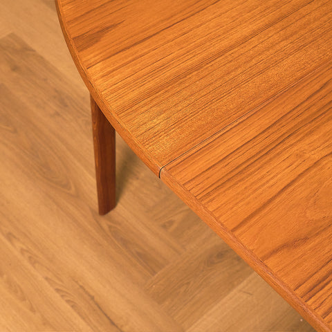 Danish round dining table in teak by Henry Rosengren Hansen