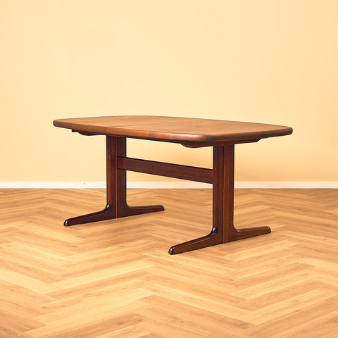 Danish dining table in mahogany by Skovby