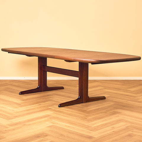 Danish dining table in mahogany by Skovby