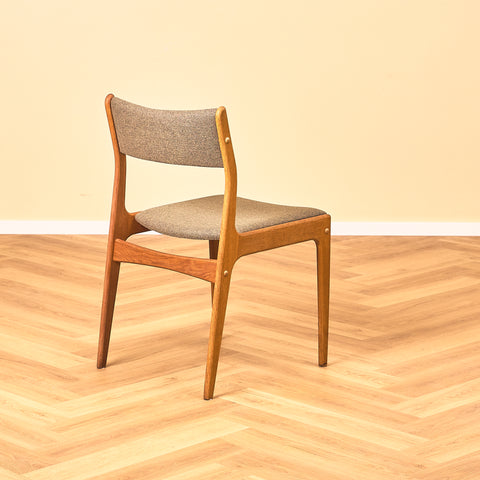 Danish dining chairs in oak by Johannes Andersen for Uldum Mobelfabrik