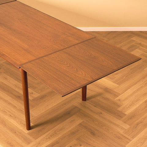 Danish dining table in teak
