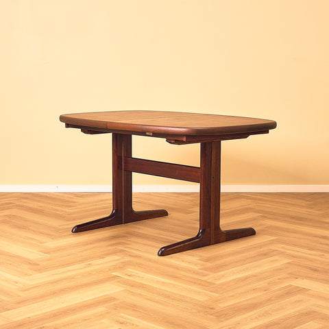 Danish dining table in mahogany by Skovby