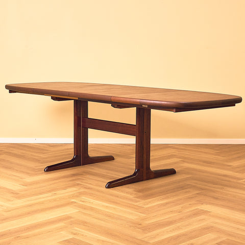 Danish dining table in mahogany by Skovby