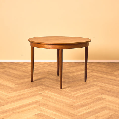 Danish round dining table in teak adn walnut by Hans Olsen for Frem Røjle