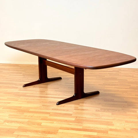 Danish oval dining table in mahogany by Skovby Møbelfabrik
