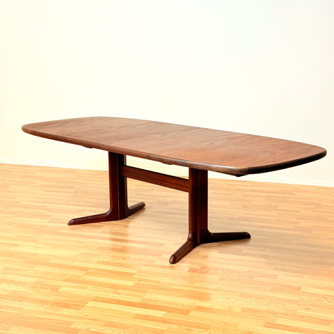 Danish oval dining table in mahogany by Skovby Møbelfabrik