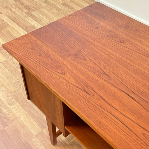 Writing desk in teak