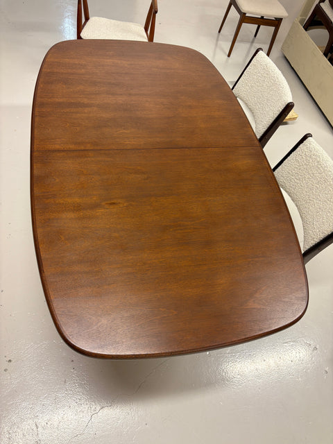 Oval dining table in mahogany Skovby
