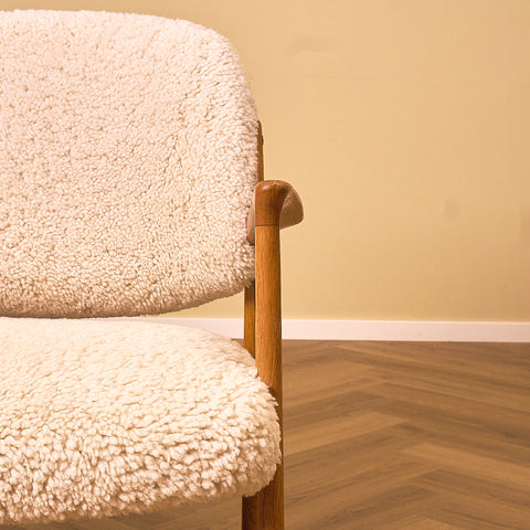 Inge Andersson Domus Oak Armchair with Cream Sheepskin, close-up of the sheepskin upholstery