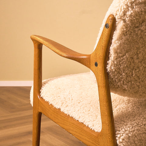 Inge Andersson Domus Oak Armchair with Cream Sheepskin, close-up of the sculpted armrest