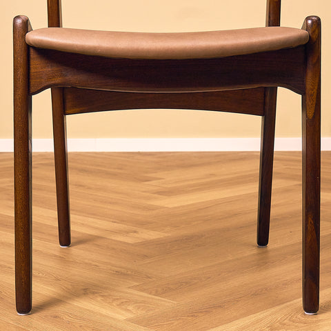 Sorø Stolefabrik Santos Rosewood Dining Chair with Light Brown Leather Seat, view of the seat and legs