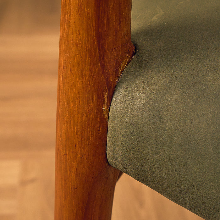 Niels O. Møller Model 75 Teak Dining Chair with Green Leather Seat, condition detail 14