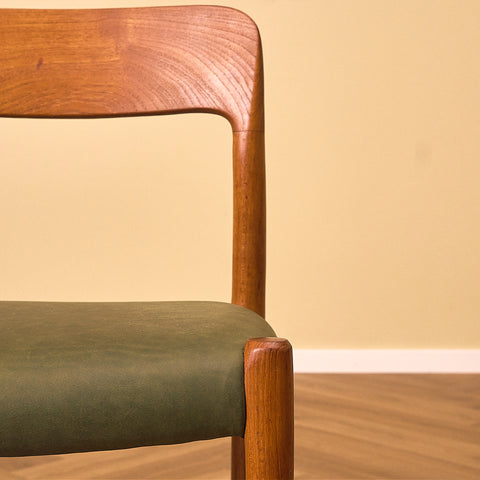 Niels O. Møller Model 75 Teak Dining Chair with Olive Green Leather Seat, close-up of the backrest