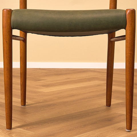 Niels O. Møller Model 75 Teak Dining Chair with Olive Green Leather Seat, view of the seat and legs
