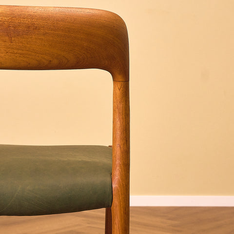 Niels O. Møller Model 75 Teak Dining Chair with Olive Green Leather Seat, close-up of the backrest and seat