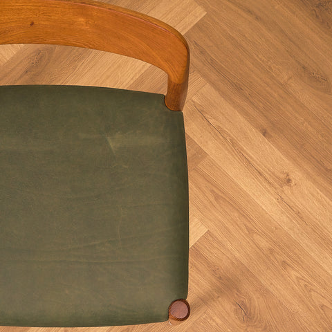 Niels O. Møller Model 75 Teak Dining Chair with Olive Green Leather Seat, close-up of the seat