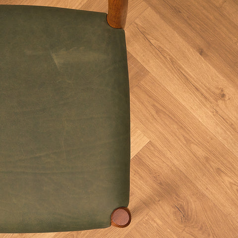 Niels O. Møller Model 75 Teak Dining Chair with Olive Green Leather Seat, close-up of the seat corner