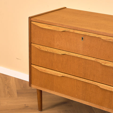 Danish chest of drawers in oak