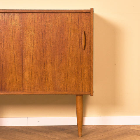 Swedish Teak Cabinet with Sliding Doors, close-up of the door and leg in teak