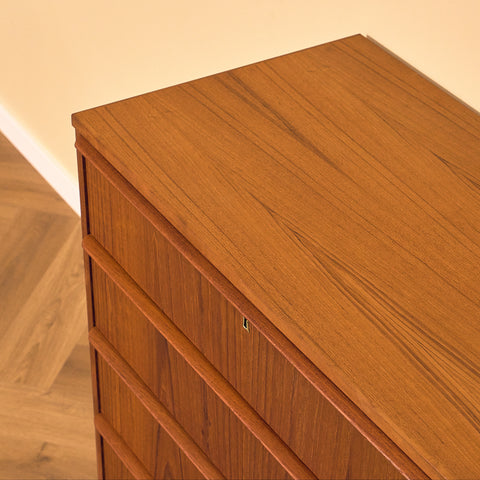 Danish Teak Chest of Four Drawers, close-up of the top in teak