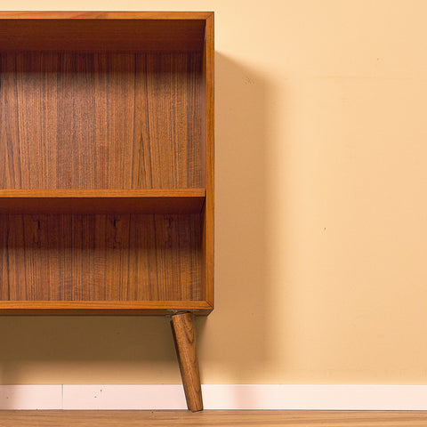 Small Danish Teak Bookshelf on Oak Legs, close-up of the tapered oak leg