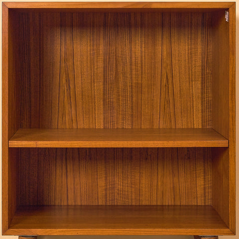 Small Danish Teak Bookshelf on Oak Legs, close-up of the shelf in teak