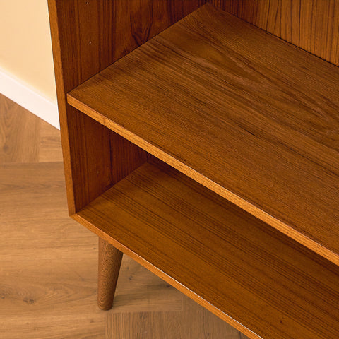Small Danish Teak Bookshelf on Oak Legs, close-up of the shelf edge in teak
