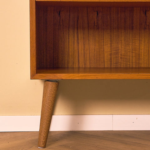 Small Danish Teak Bookshelf on Oak Legs, close-up of the keyhole slots and oak leg