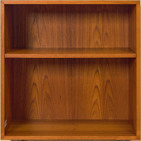 Compact Danish Teak Bookshelf, close-up of the shelf and teak back panel