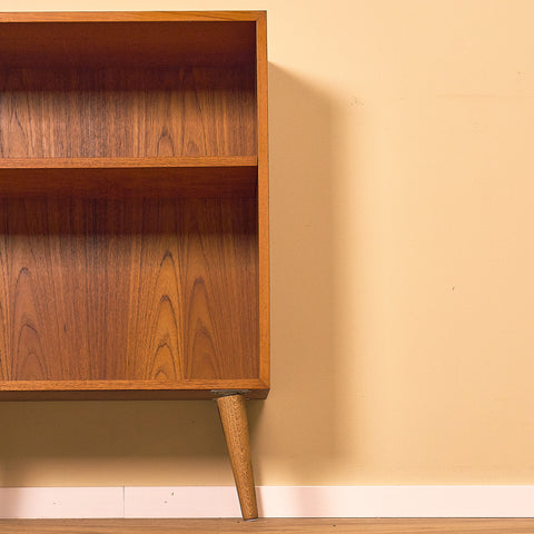 Compact Danish Teak Bookshelf, close-up of the tapered oak leg