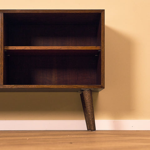 Bramin Santos Rosewood Bookshelf, close-up of the shelf and leg