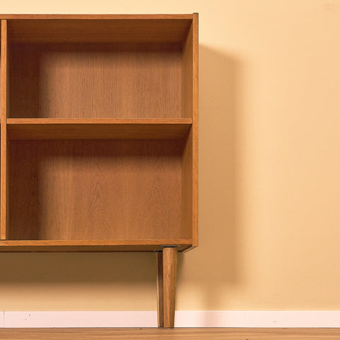 Danish Oak Bookshelf with Record Dividers, close-up of the open shelves in oak