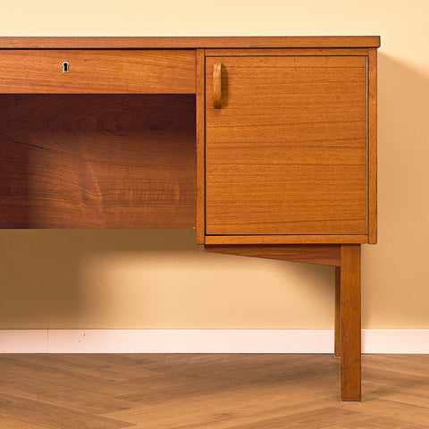 Danish Teak Writing Desk with Shelved Back, close-up of the cabinet door in teak