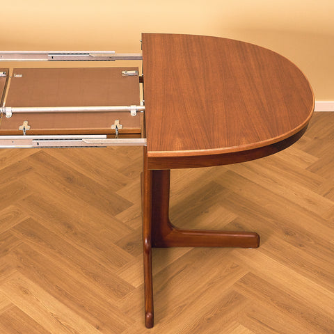 Extendable Danish Mahogany Dining Table, close-up of the leaves stored under the top